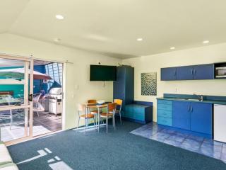 Kitchen & Dining