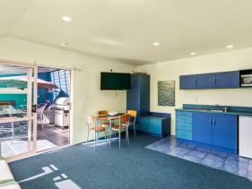 Kitchen & Dining